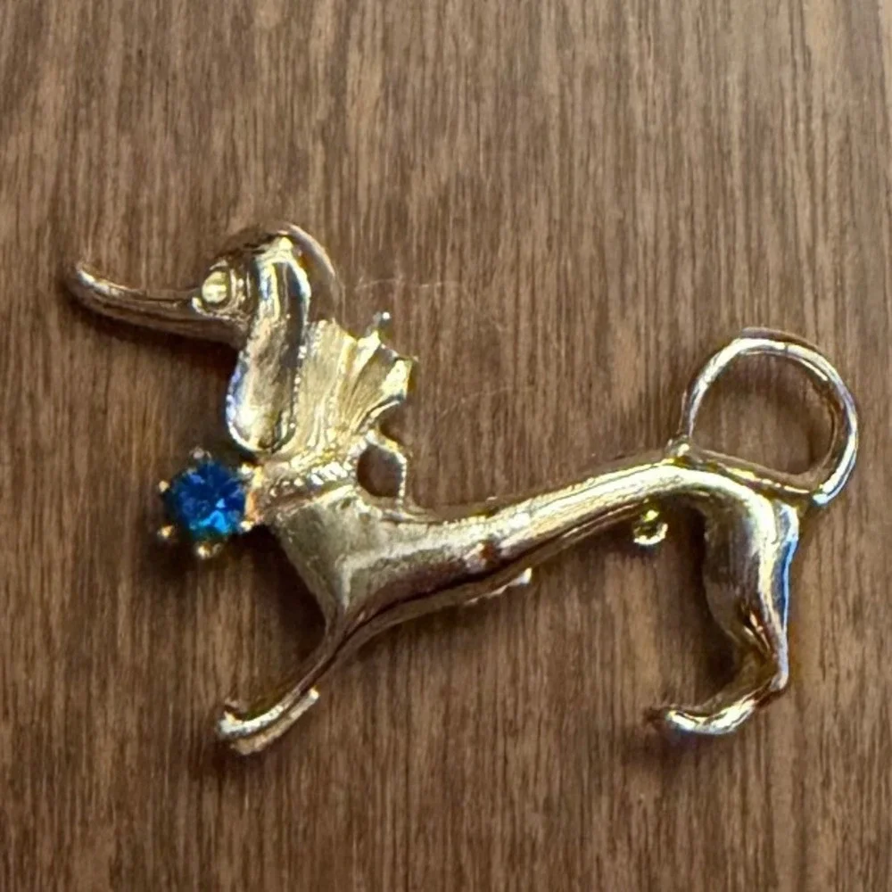 Woof Vtg 60s Gold Tone Dachshund Dog Brooch Blue‎ Rhinestone Animal Pin 2 Inch
